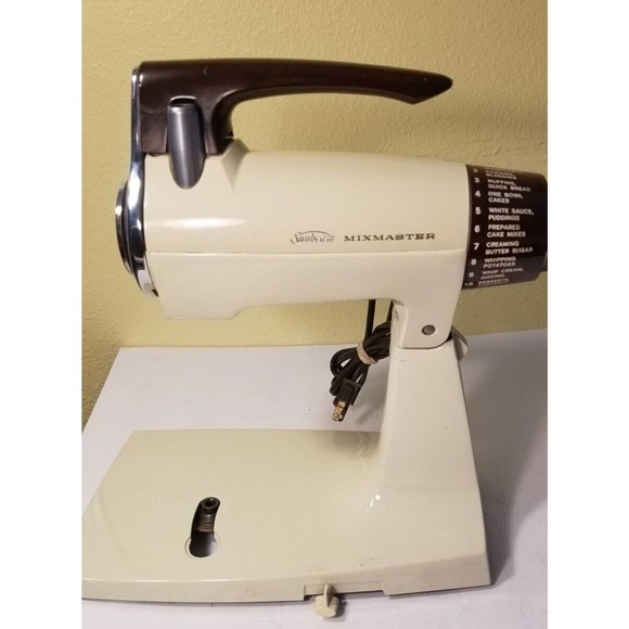 Vintage SUNBEAM DELUXE Mixmaster Mixer 12 Speed 1-7A Dough Hooks and Glass Bowls - Picture 10 of 12